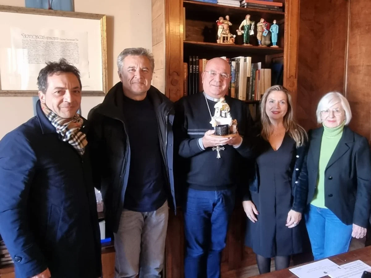 Coldiretti Ascoli Fermo e Coldiretti, la qualità Made in Italy per il Presepe: consegnata la statuina e al Vescovo di Fermo