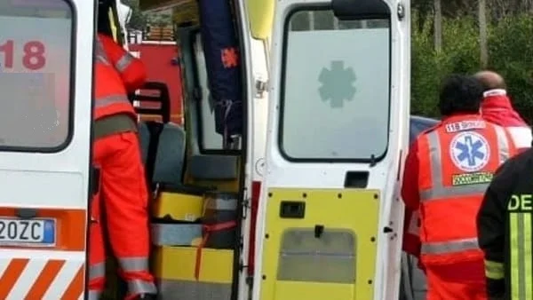 Auto finisce fuori strada, muore ragazzo di 20 anni