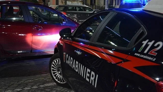 Ruba la borsa di una cliente nella parrucchieria e nella fuga ferisce la proprietaria