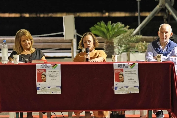 Paola Calvetti porta la figura di Kate Middleton al Circolo Nautico: «Il segreto della principessa? Non parlare mai»