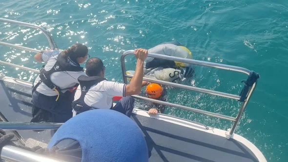 Cade ad un miglio dalla costa con il kite-surf, salvato dalla Guardia Costiera 