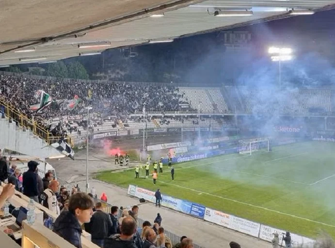 Incidenti dopo Ascoli-Pisa, diversi poliziotti feriti e danni ai mezzi
