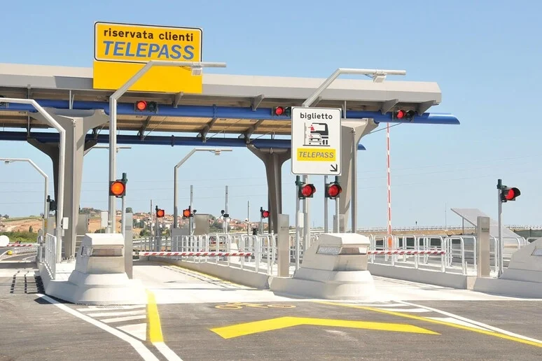 Mezzo ribaltato, chiuso e riaperto tratto A14 nella notte