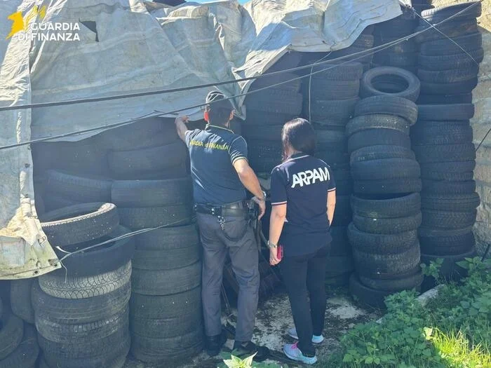 Scoperta gestione illecita di rifiuti, sequestrata un'area nell'Ascolano