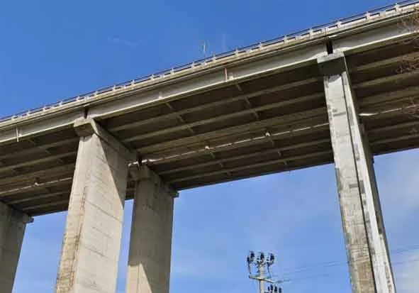 Abbandona l’auto in A14 poi si getta giù dal viadotto Ragnola: vittima un 45enne