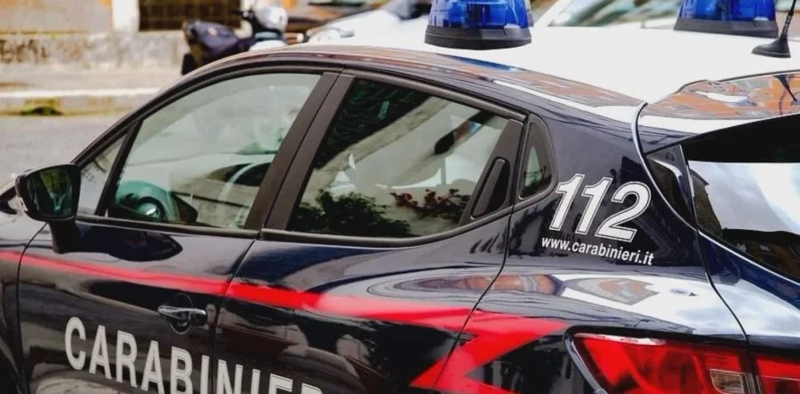 Viola la misura cautelare del divieto di avvicinamento alla persona offesa, arrestato