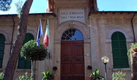 Bimbo caduto dal fasciatoio nell'asilo, le sue condizioni migliorano 