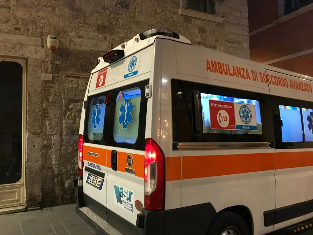 Ascoli Piceno - In preda a un raptus getta il televisore dalla finestra: nei guai una 35enne