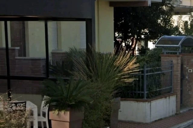 Giulianova, ignoti appiccano il fuoco all’esterno del ristorante