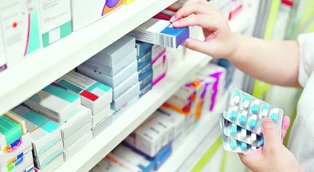 Dipendente di farmacia rubava cosmetici e li rivendeva online