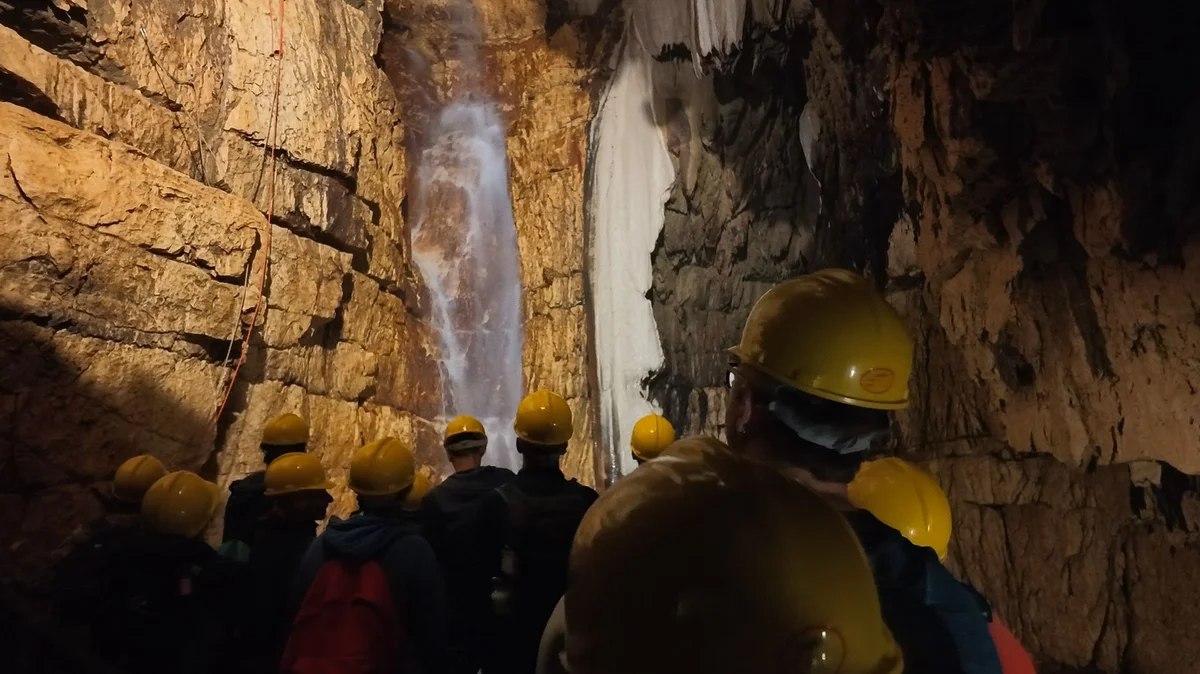 IL CAMMINO DELLO STUDENTE ARRIVA ALLE GROTTE DI STIFFE: OLTRE 120 RAGAZZI IN VISITA, "IMPORTANTE MOMENTO DI CONDIVISIONE E SCOPERTA"