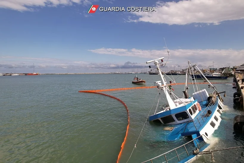 Affondamento motopesca nel porto di San Benedetto: continuano le operazioni di contenimento dell’inquinamento