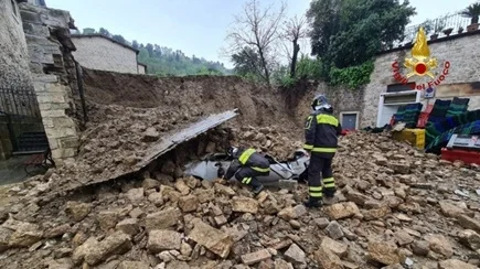 Muro contenimento crollato su auto in Ascoli, la conducente scesa da qualche minuto 'viva per miracolo'