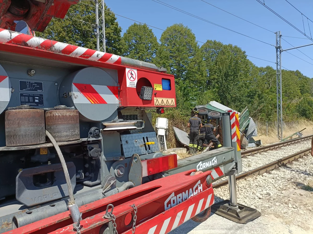 A Teramo un treno impatta contro un’auto sulle rotaie, illeso il conducente. Tratta bloccata