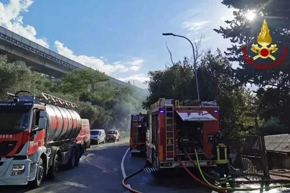 Incendio in un magazzino di vernici ad Ascoli Piceno, intervento dei Vigili del fuoco