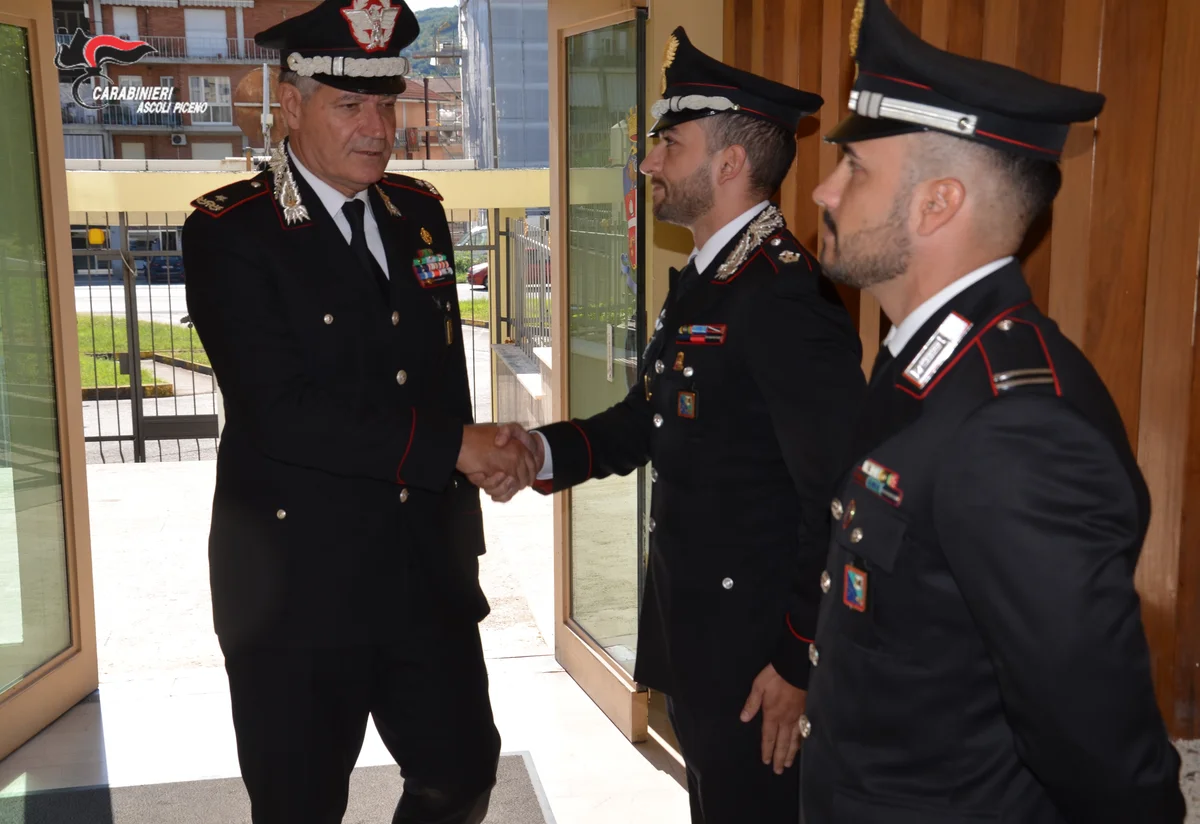 Il Generale di Brigata Salvatore Cagnazzo saluta i Carabinieri del Comando Provinciale di Ascoli Piceno.