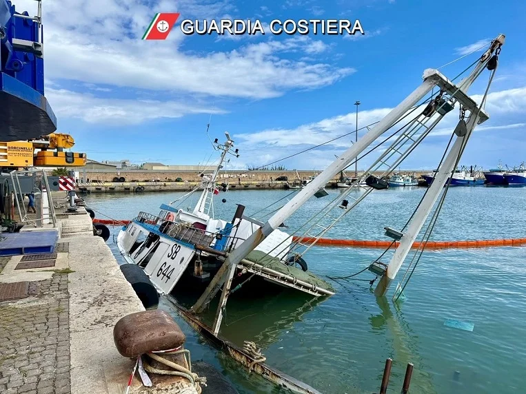 Recupero motopesca affondato in porto e monitoraggio ambientale a seguito del naufragio