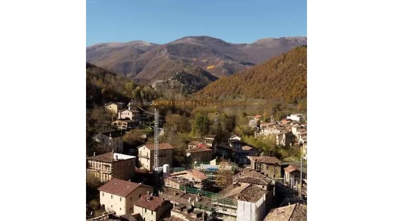 Operaio colpito da una trave in un cantiere post sisma, è grave 
