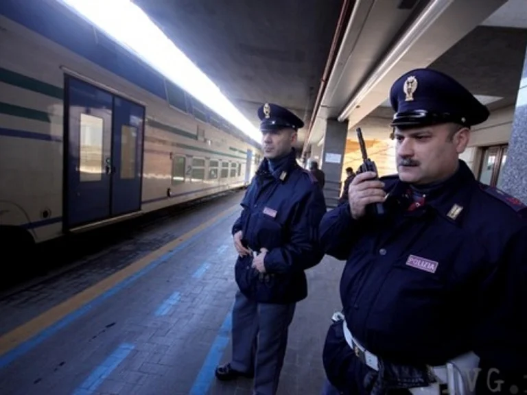 Aggredisce con furia il capotreno e gli agenti poi estrae un coltello
