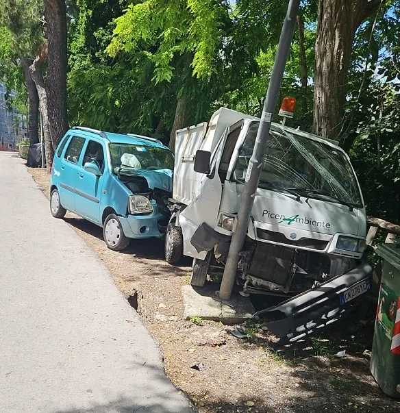 Acquaviva, perde il controllo dell'auto ed impatta contro un mezzo della Picenambiente