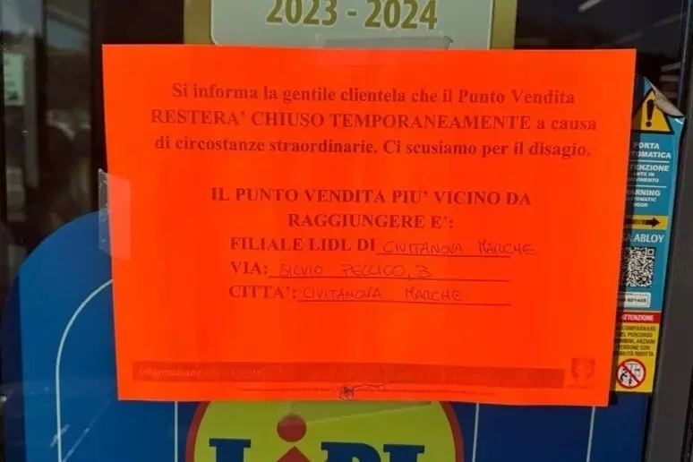 Grandinata nel Fermano, crolla il solaio nel supermercato
