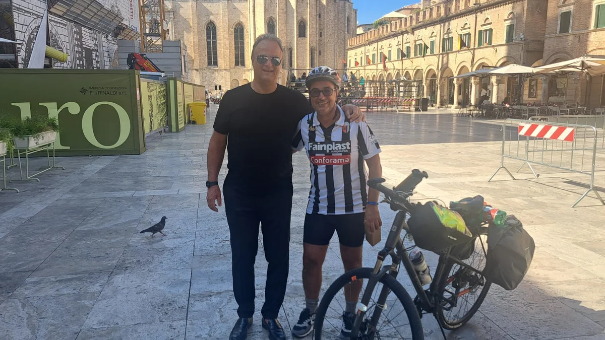 Ascoli Calcio - Promessa mantenuta dallo zio di D'Uffizi: da Roma a piazza del Popolo in bicicletta
