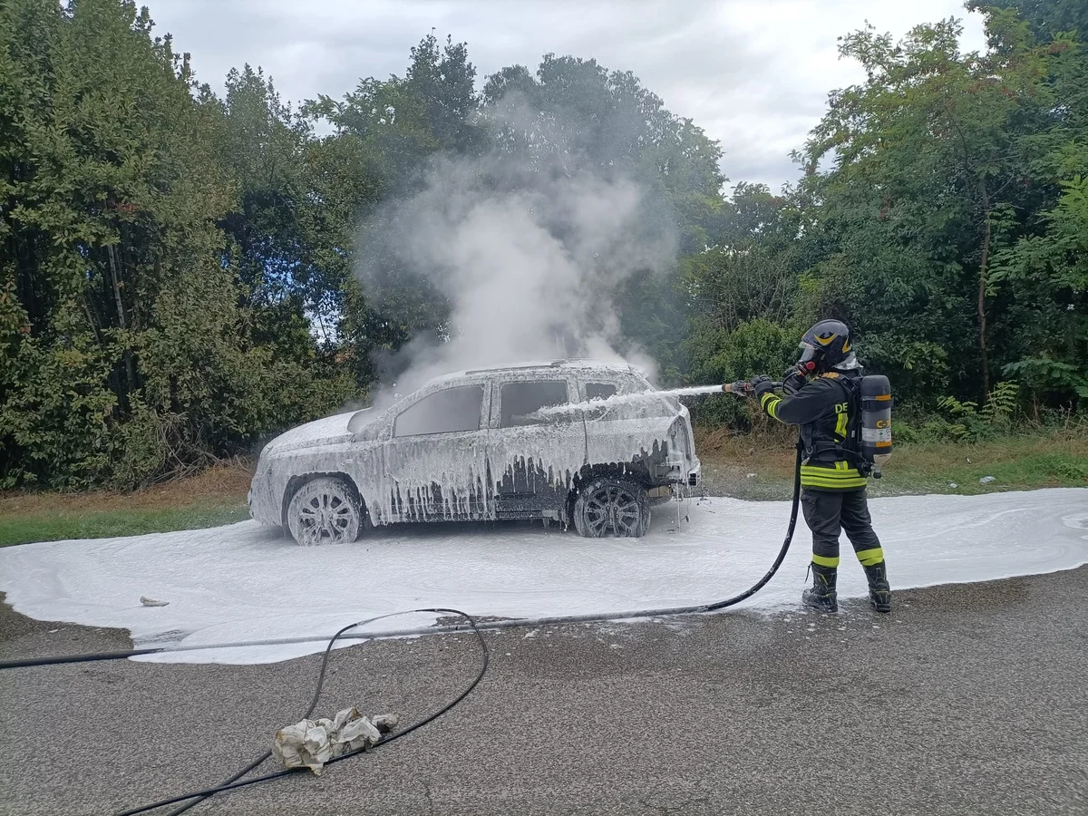 A Giulianova autovettura in corsa prende fuoco. Salvo il conducente