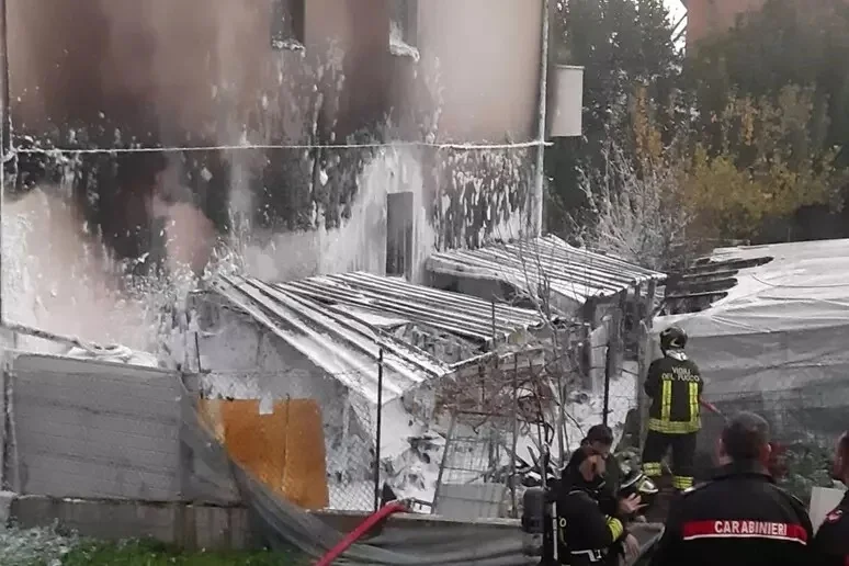 Prende fuoco una legnaia a Castel di Lama, nessun ferito