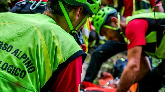 Emergenza nel Fermano, shock anafilattico dopo la puntura di un calabrone 