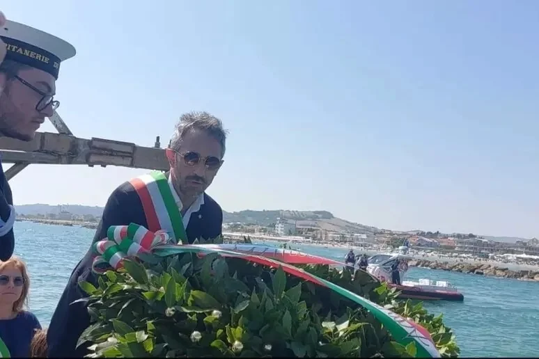 A Porto San Giorgio corona d'alloro in mare per ricordare caduti