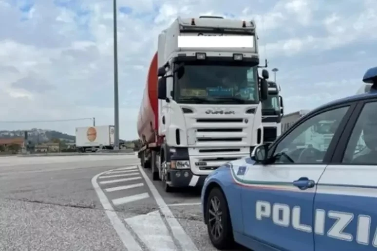 Traffico illegale di auto, denunciato autotrasportatore