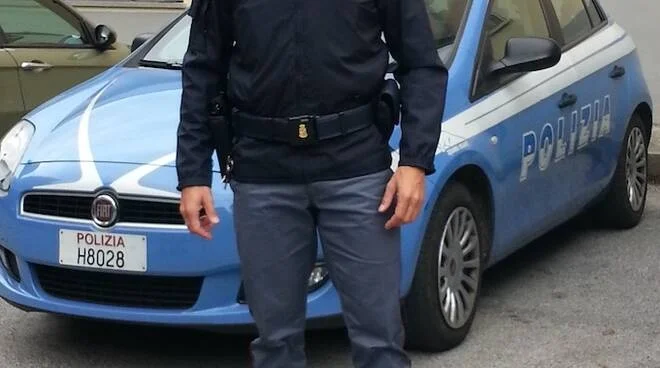 Pranzano a scrocco. Lei si spoglia, lui sfonda lunotto della volante della Polizia
