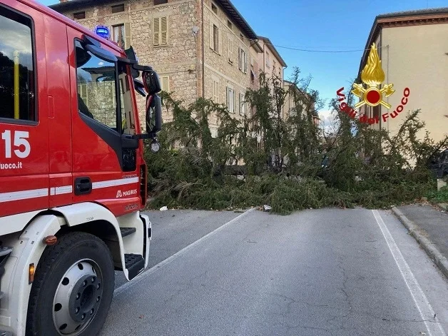 Forti raffiche di vento nelle Marche, circa 90 gli interventi dei Vigili del Fuoco