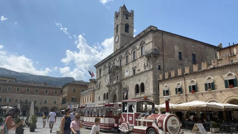 Ascoli Piceno - Boom di turisti in città, tra gli stranieri prevalgono gli americani