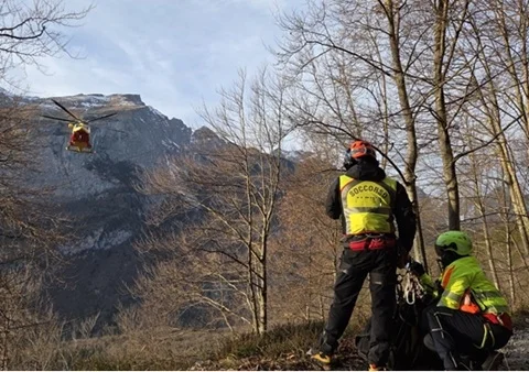 Travolto da un tronco, boscaiolo muore sui monti della Laga