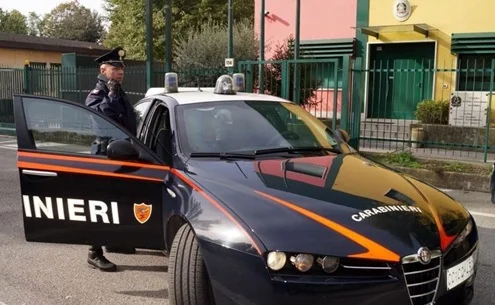 Crea scompiglio in hospice e le operatrici sono costrette a rifugiarsi in una stanza, denunciato 