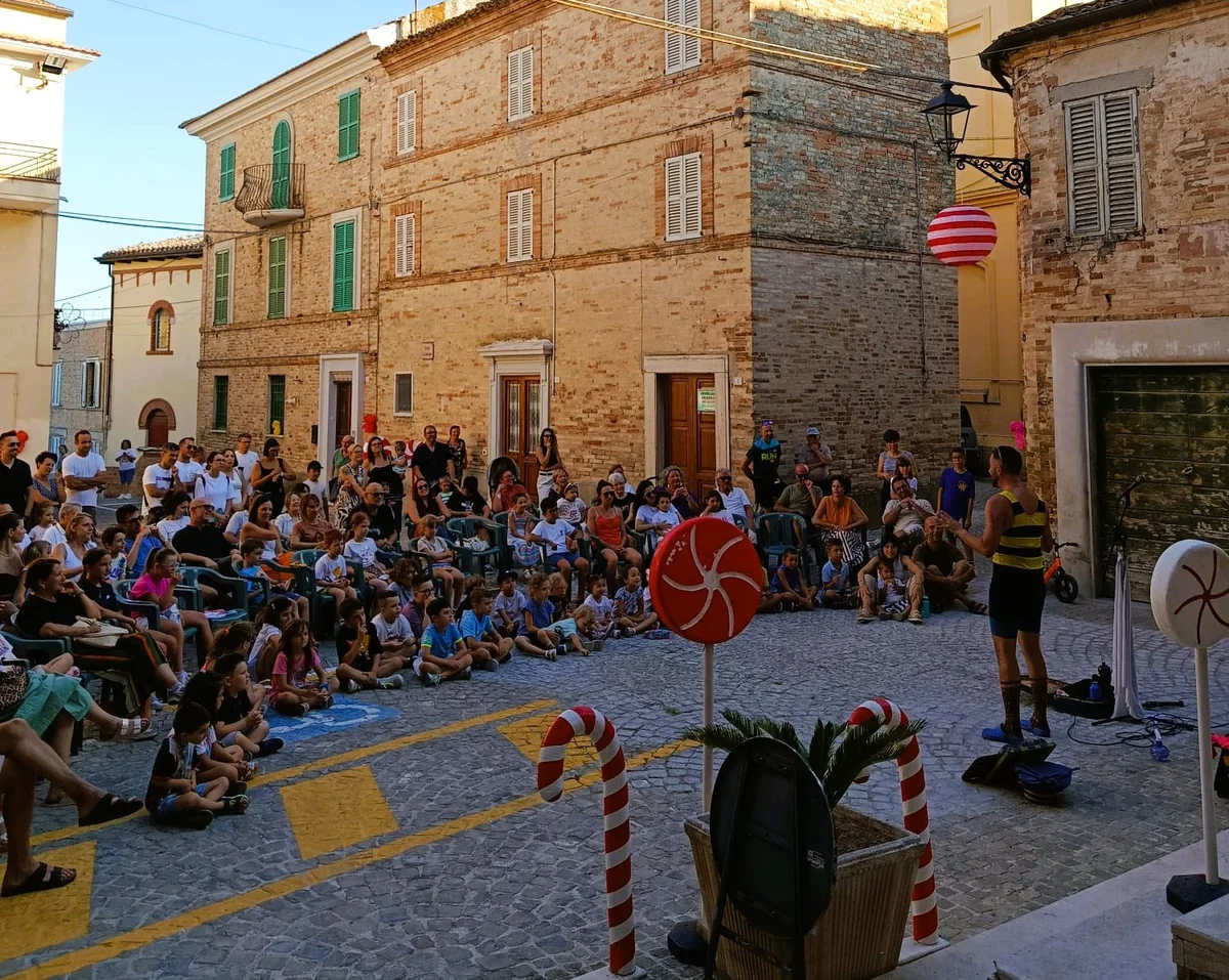 Il Friku Festival chiude il lungo viaggio estivo a Marina di Altidona con Unnico in “L’ultimo dei miei cani”