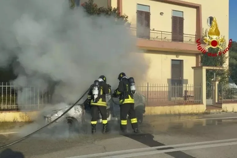 Auto prende fuoco, in salvo il conducente