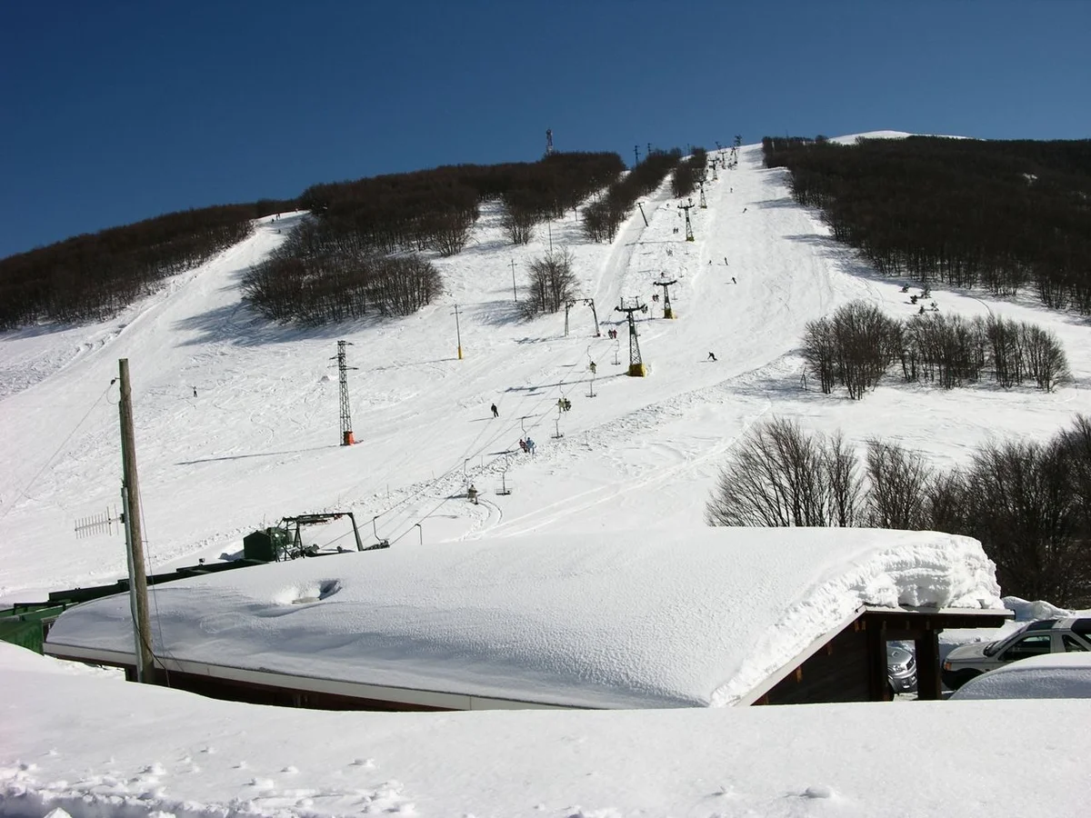 Ascoli Piceno - Monte Piselli, la neve c'è ma non si scia: è polemica
