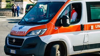 Anziana travolta e uccisa mentre attraversava la strada in carrozzina 