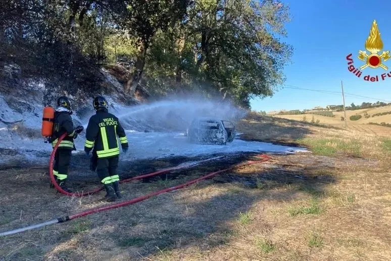 Frontale tra due auto e una prende fuoco, due giovani feriti