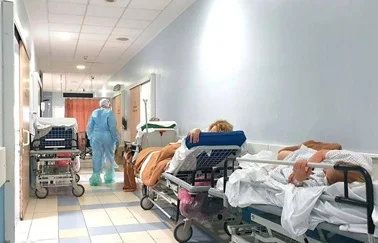 Choc settico, 70enne per 48 ore in barella al pronto soccorso 