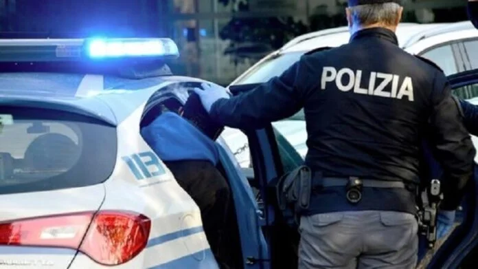 Getta la cocaina e aggredisce gli agenti, denunciato ed espulso