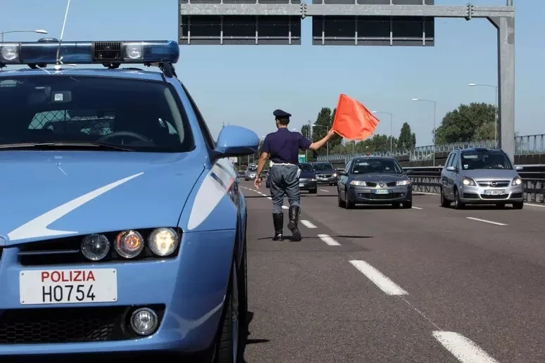 Scontro tra furgone e auto in A14 a Fano, un morto e due feriti