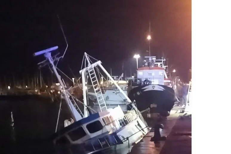 Imbarca acqua un peschereccio e affonda parzialmente a San Benedetto