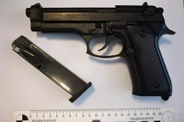Pistola scacciacani senza tappo nel portaoggetti, denunciato proprietario dell'auto 