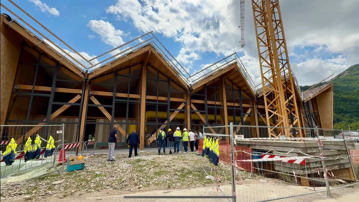 Arquata del Tronto - Palazzetto dello sport, sopralluogo nel cantiere: intanto inaugurato il cimitero