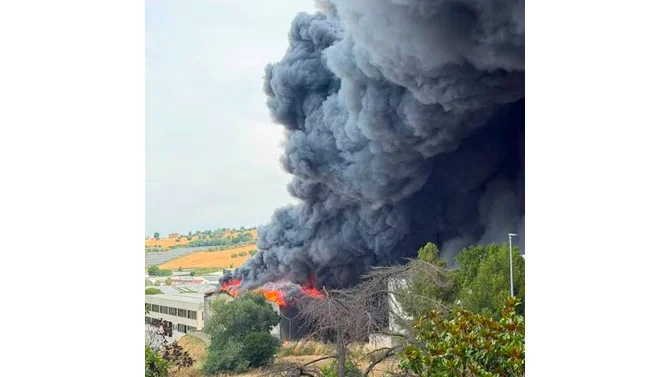 Furioso incendio in un'azienda dell'Anconetano, nube di fumo visibile da diversi chilometri 