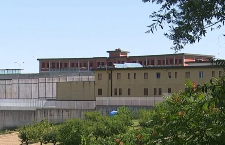 Detenuti appiccano il fuoco ad un materasso, otto gli agenti intossicati