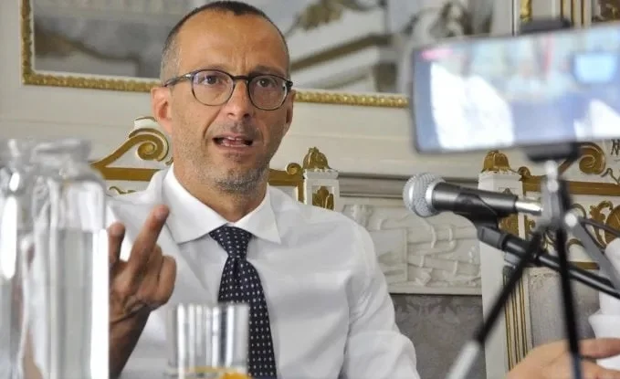 Ricci: “Economia delle Marche è ferma, a rischio imprese e lavoro. Contrasteremo dazi investendo 10 milioni per aprire a nuovi mercati . Acquaroli accetti il confronto anziché scappare”